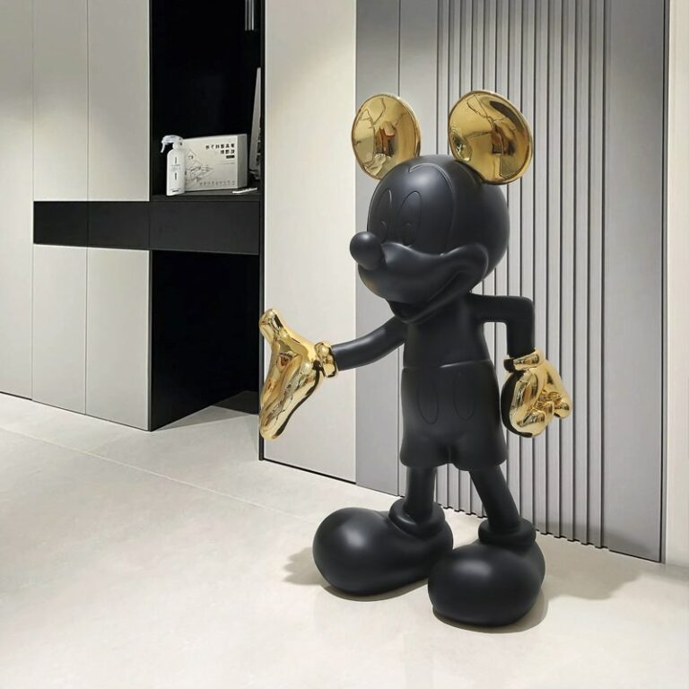 Mô hình chuột Mickey trang trí sảnh sang trọng Công Decor Hà Nội